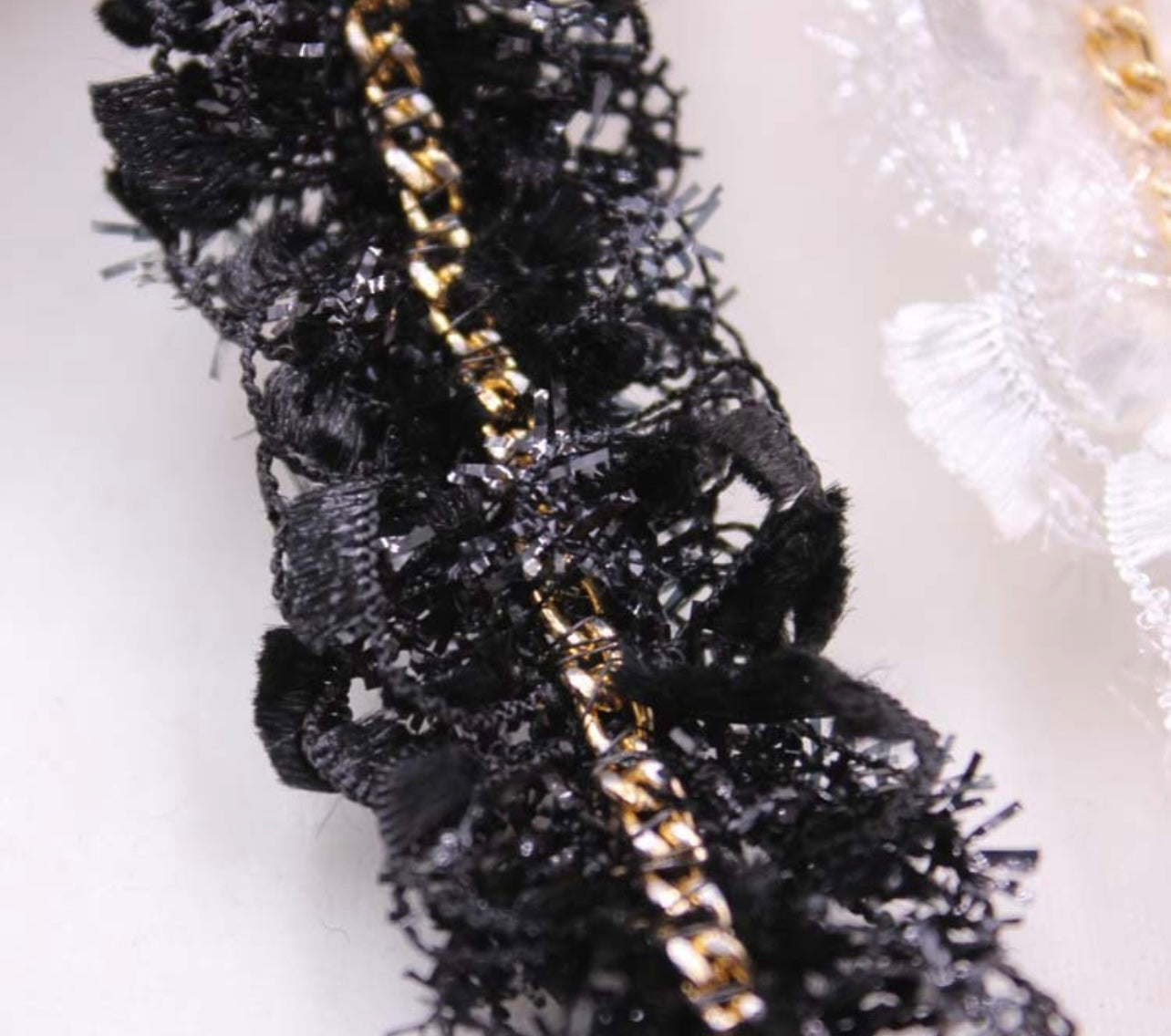 Raffle Lace trim with metal chain, 4 cm